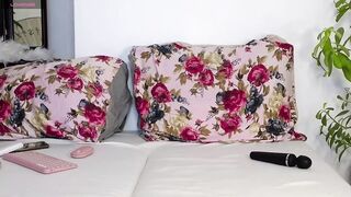 ameliaantonia - A horny bitch with small tits.