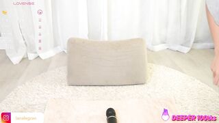 my_eyes_higher - Baby's rubbing her booty in front of the camera and having a nice chat.