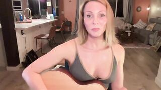 kaileeshy - Milf chats sweetly and plays guitar on camera