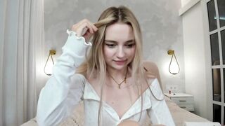 honey_devildoll -Blonde masturbates her pussy with a vibrator and gets pleasure