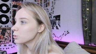 darleneferran - A young woman with a big ass teases in front of the camera and communicates sweetly