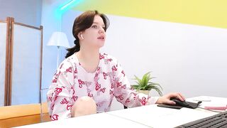 lovlybambi - A young girl with big tits having a nice chat in front of the camera.