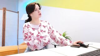 lovlybambi - A young girl with big tits having a nice chat in front of the camera.