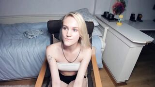 lola_rise - A student is having a nice chat in front of the camera.