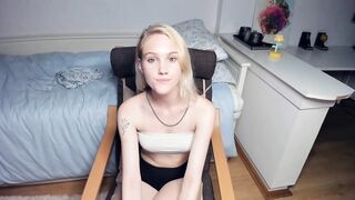 lola_rise - A student is having a nice chat in front of the camera.