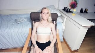 lola_rise - A student is having a nice chat in front of the camera.