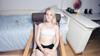 lola_rise - A student is having a nice chat in front of the camera.