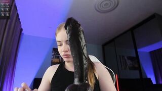 lisa_flirty - Babe sweetly chatting in front of the camera and teasing with a rubber cock