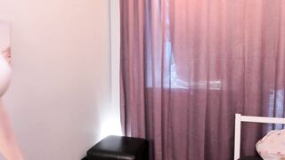 berenicecoleson - A young woman poses for the camera and has a nice conversation and has fun