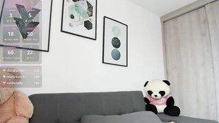 abigail_w -A young girl rubs her big booty in front of the camera and chats sweetly.