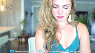 leahsunshine -young girl in lingerie teasing in front of the camera and sweet chatting