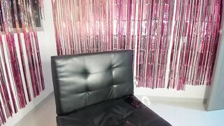hollyshit_ - The young woman shows her pussy full screen and masturbates with a vibrator