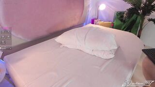 danii_xoxo - A slutty babe dances and teases on camera and communicates sweetly