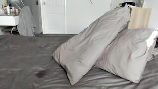asiangirlandwhiteguy - The young girl shows her ass and her pussy and chats sweetly.