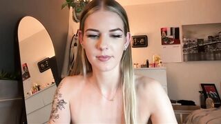 babbyybreeee - The young woman shows her small tits and her sexy pussy and has a nice conversation