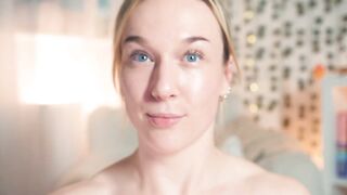 emily_fox_official -The young woman sits naked, chats and doesn’t want to show off her sweet body