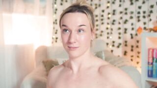 emily_fox_official -The young woman sits naked, chats and doesn’t want to show off her sweet body