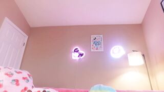 khloeexoxo - A young woman with a beautiful ass communicates and masturbates her pussy in front of the camera