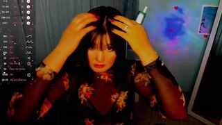 jennie_berry - Molouha sits and communicates in clothes and does not want to undress