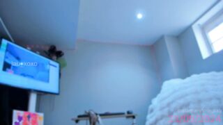 lau_xoxo - [The young woman shows off her beautiful ass on camera and talks sweetly
