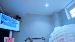 lau_xoxo - [The young woman shows off her beautiful ass on camera and talks sweetly