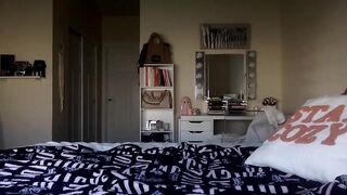 tiffbabyyyyy - young girl masturbates her pussy with a vibrator and enjoys it.