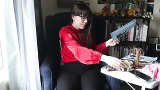 ellynaomi - Big-assed bitch teases in front of the camera, has a nice conversation and gets pleasure from Lavensav in the pussy